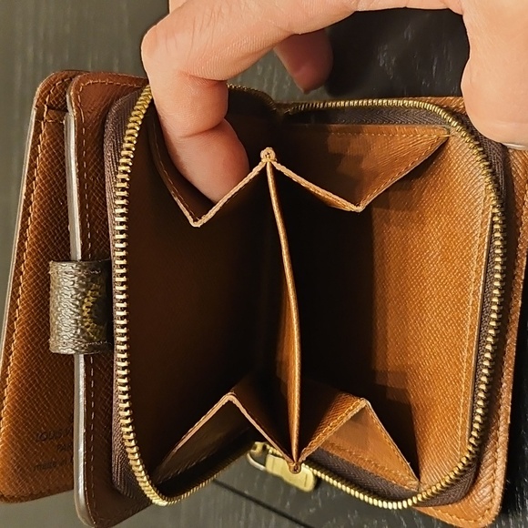 Authentic Louis Vuitton Compact Zippy Wallet - Picture 6 of 12